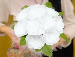 Bukiet róż ze wstążki biały Flower BOX Handmade