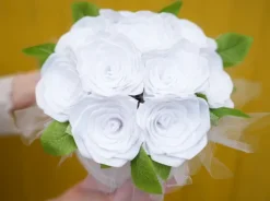 Bukiet róż ze wstążki biały Flower BOX Handmade