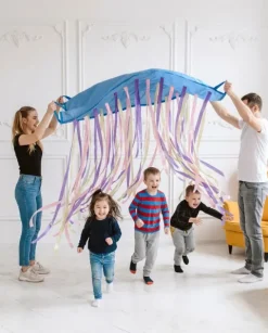 Chusta animacyjna 1,45 x 1,45 m ze wstążkami PASTELOWA