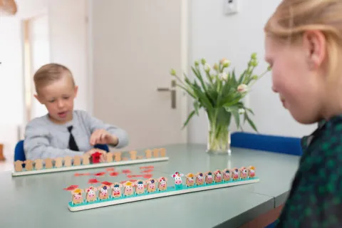 Drewniana gra logiczna Zgadnij która krówka BS Toys