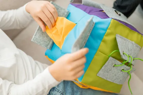 Kostka manipulacyjna Surprise z kieszeniami
