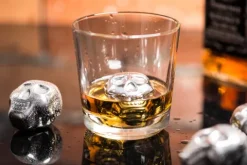 Metalowe czaszki do drinków