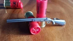 Militarny brelok strzelba