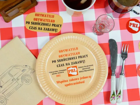 Talerzyki papierowe okrągłe PRL 18 cm 6 szt.