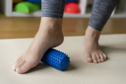 Wałek do masażu i rehabilitacji, roller jeżyk czerwony 15 cm TULLO