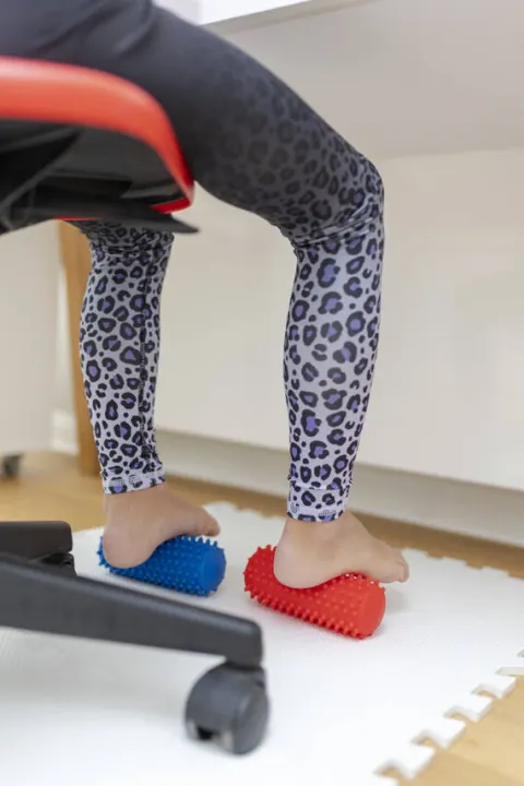 Wałek do masażu i rehabilitacji, roller jeżyk czerwony 15 cm TULLO