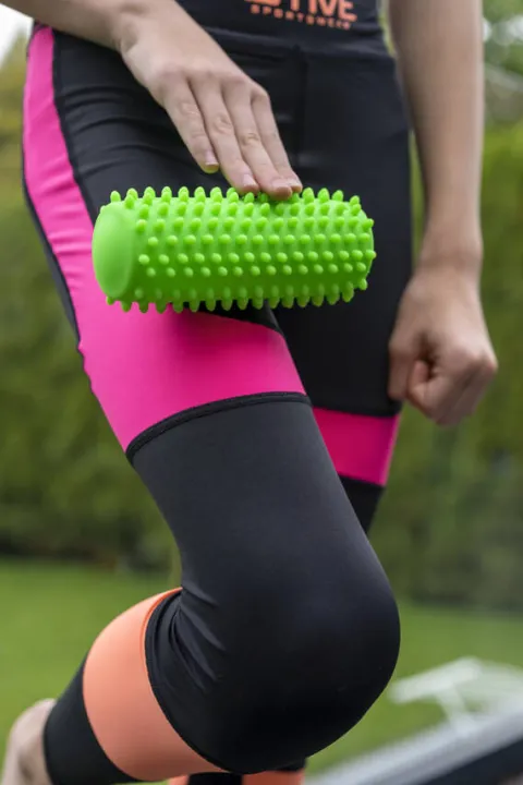 Wałek do masażu i rehabilitacji, roller jeżyk czerwony 15 cm TULLO