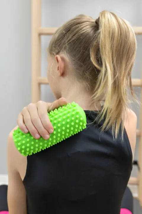 Wałek do masażu i rehabilitacji, roller jeżyk czerwony 15 cm TULLO