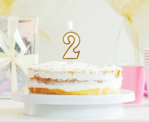 Świeczka urodzinowa cyfra 2 biała złoty kontur 8 cm